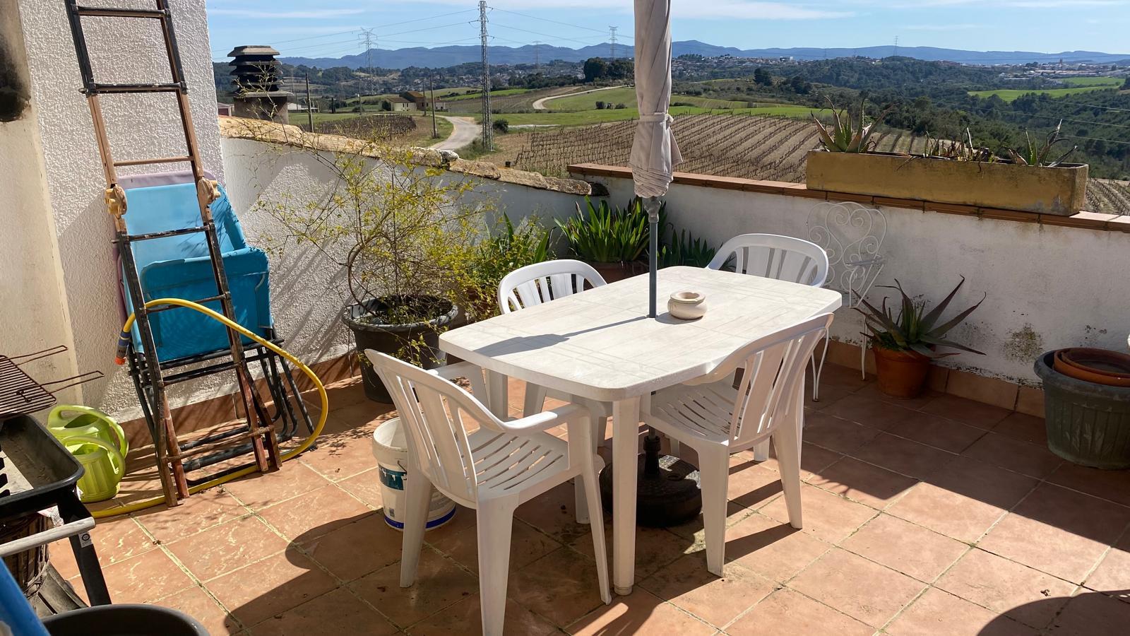 Descubre esta encantadora casa adosada, ideal para quienes buscan espacio, luz y conexión con la naturaleza.