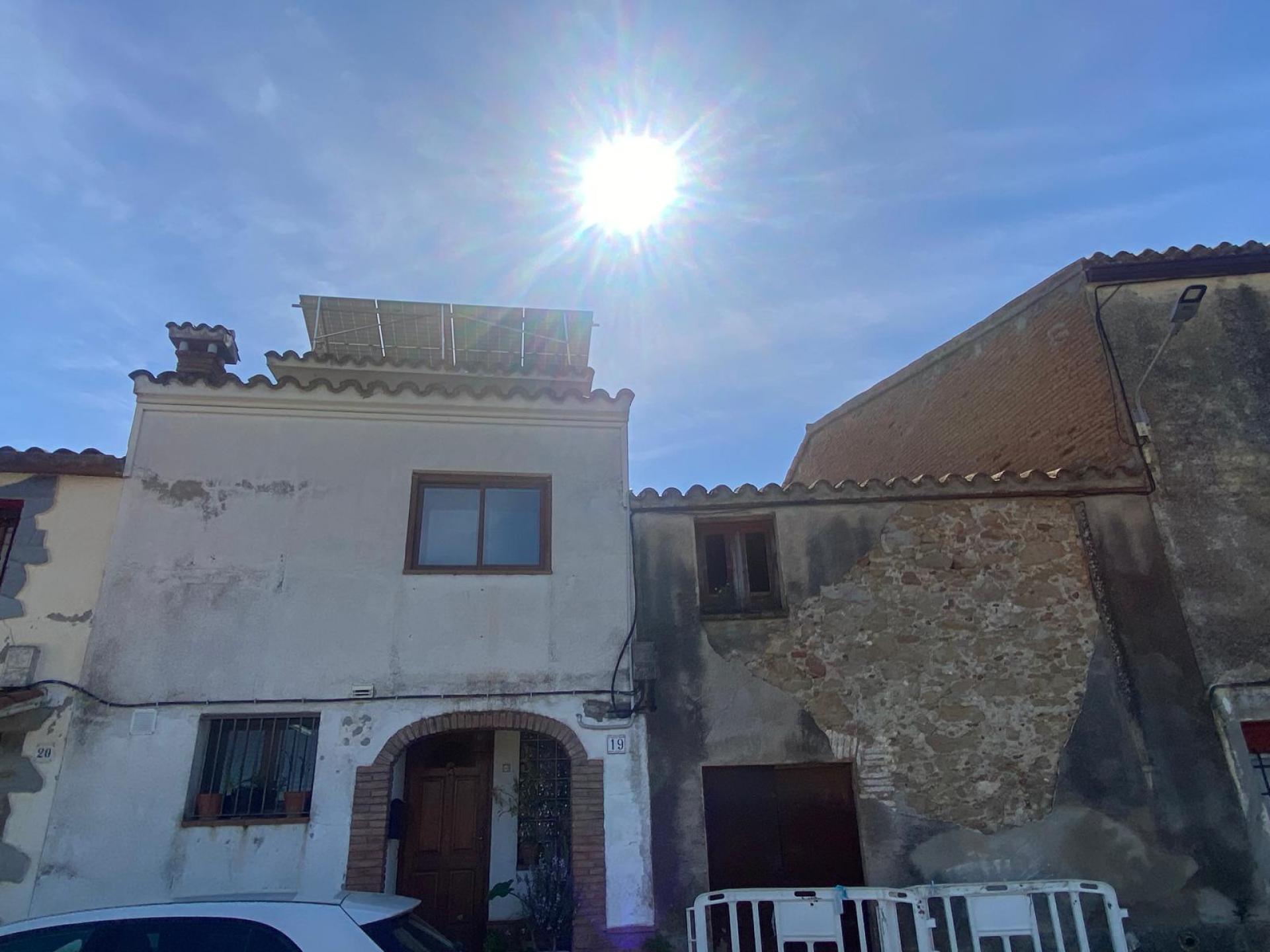 Descubre esta encantadora casa adosada, ideal para quienes buscan espacio, luz y conexión con la naturaleza.