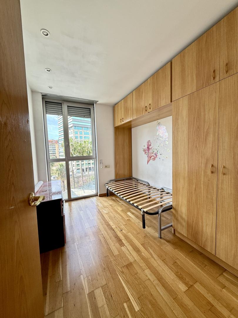 Magnífico piso en Sants-Montjuïc con excelentes servicios y ubicación

Se ofrece...