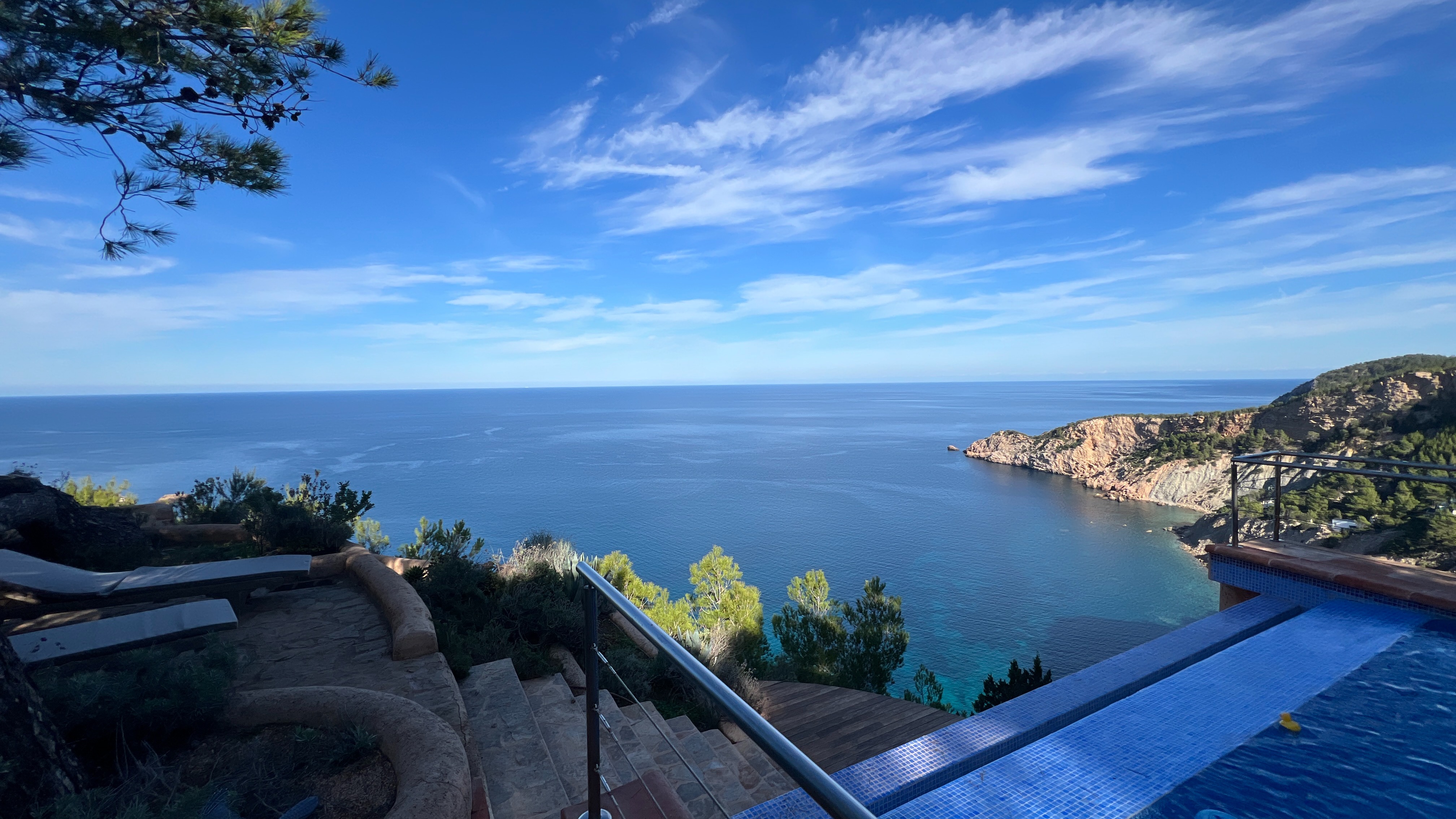 Casa independiente con piscina infinity y vistas al mar. NO...