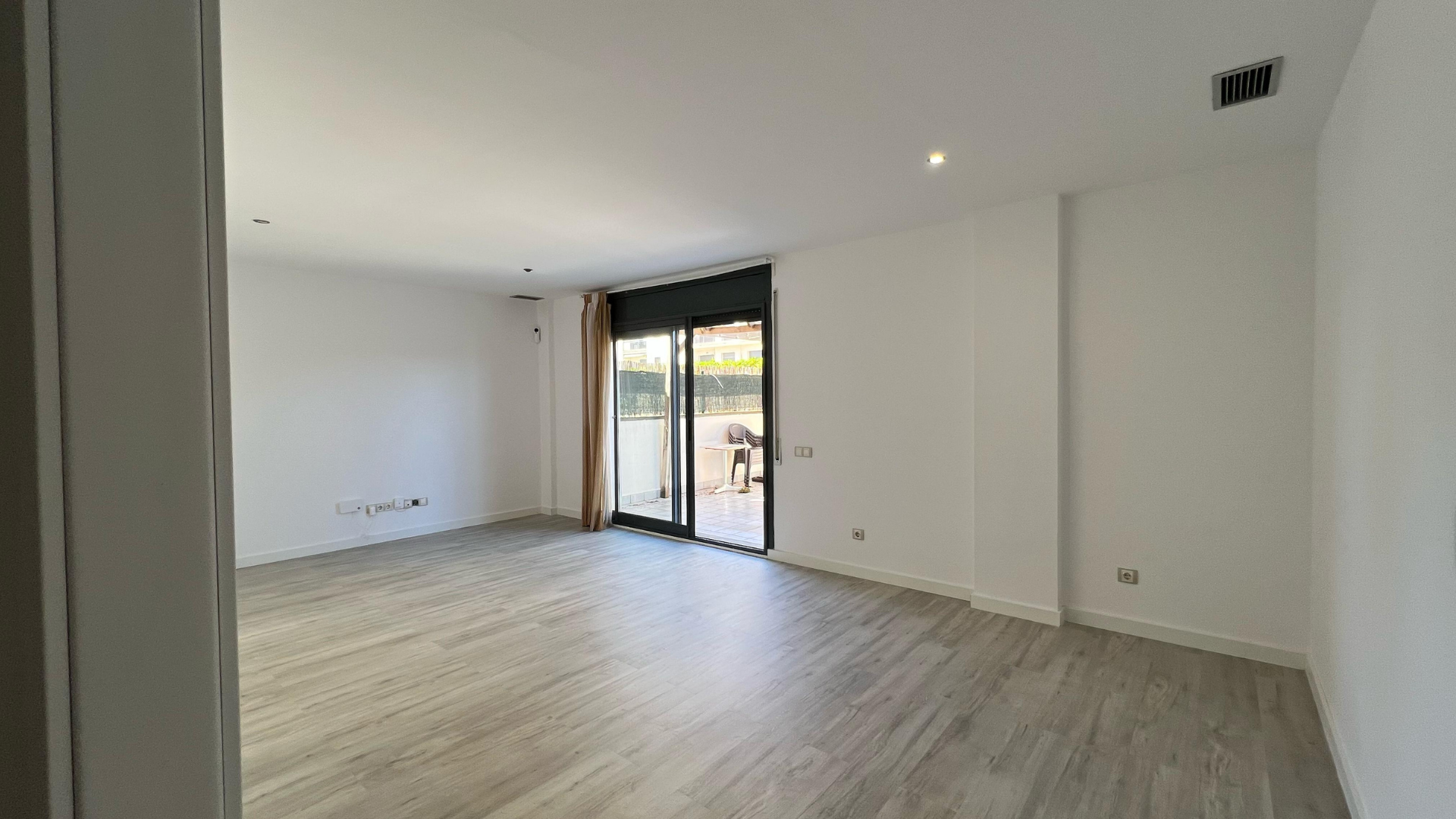 Planta baja amplia con gran terraza en Playa d en Bossa   Ibiza