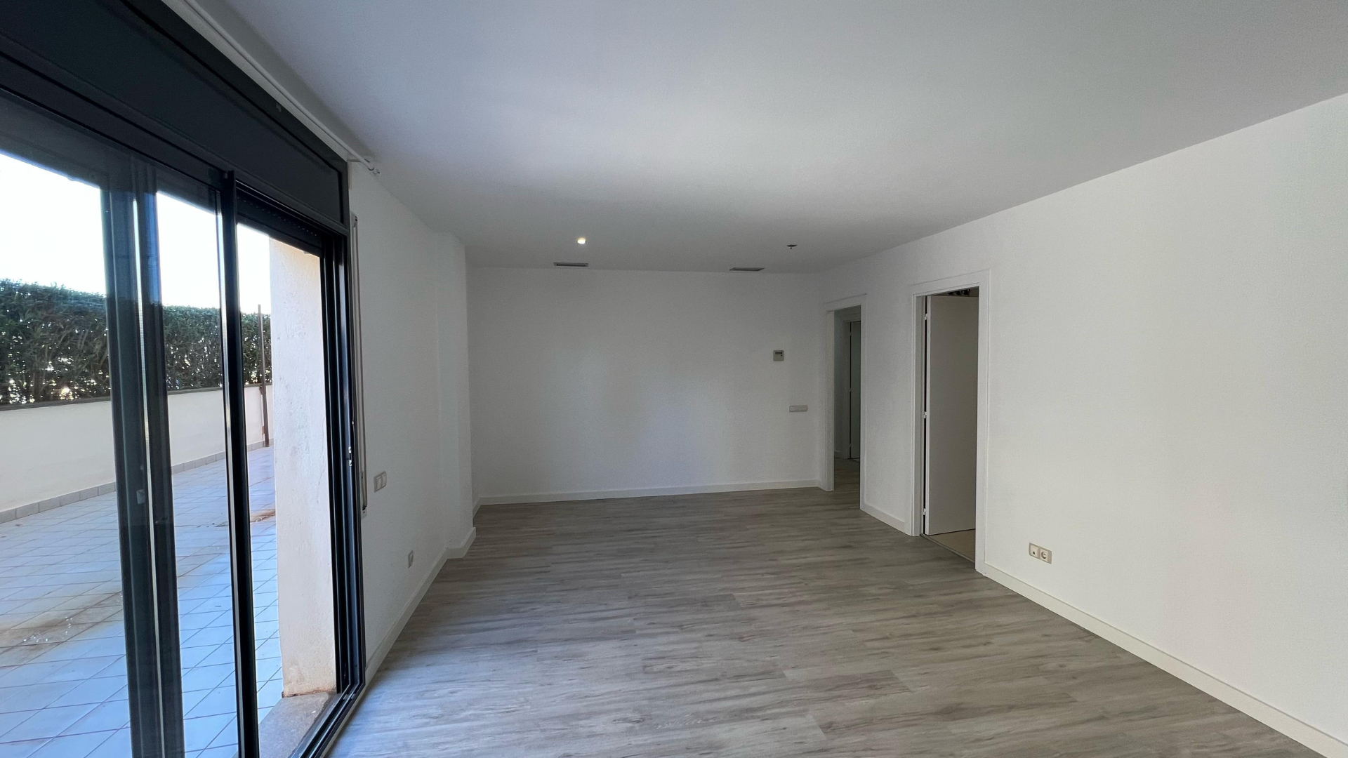 Planta baja amplia con gran terraza en Playa d en Bossa   Ibiza