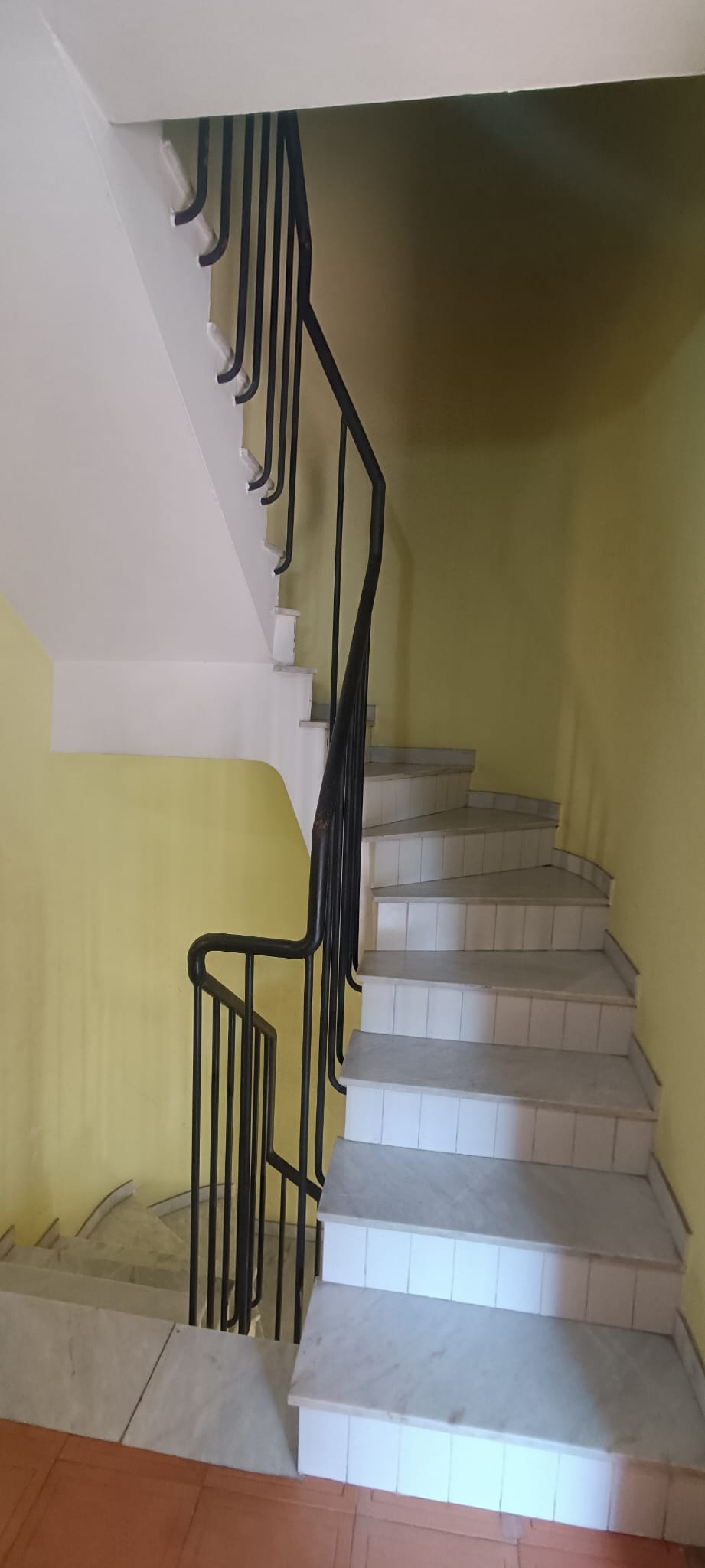 ADOSADA ESQUINERA ZONA HOSPITAL