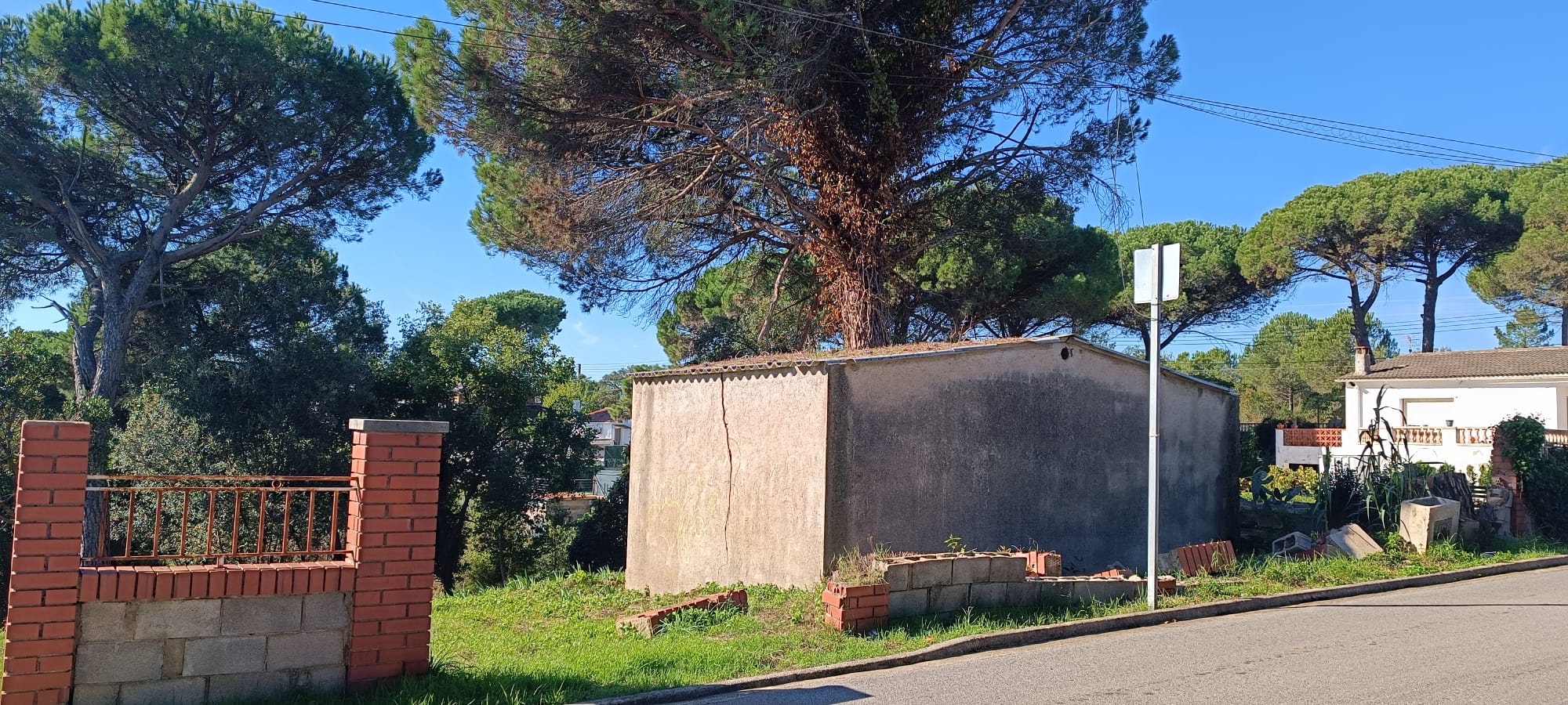 GUALBA ROYAL TERRENY AMB PETITA EDIFICACIO
