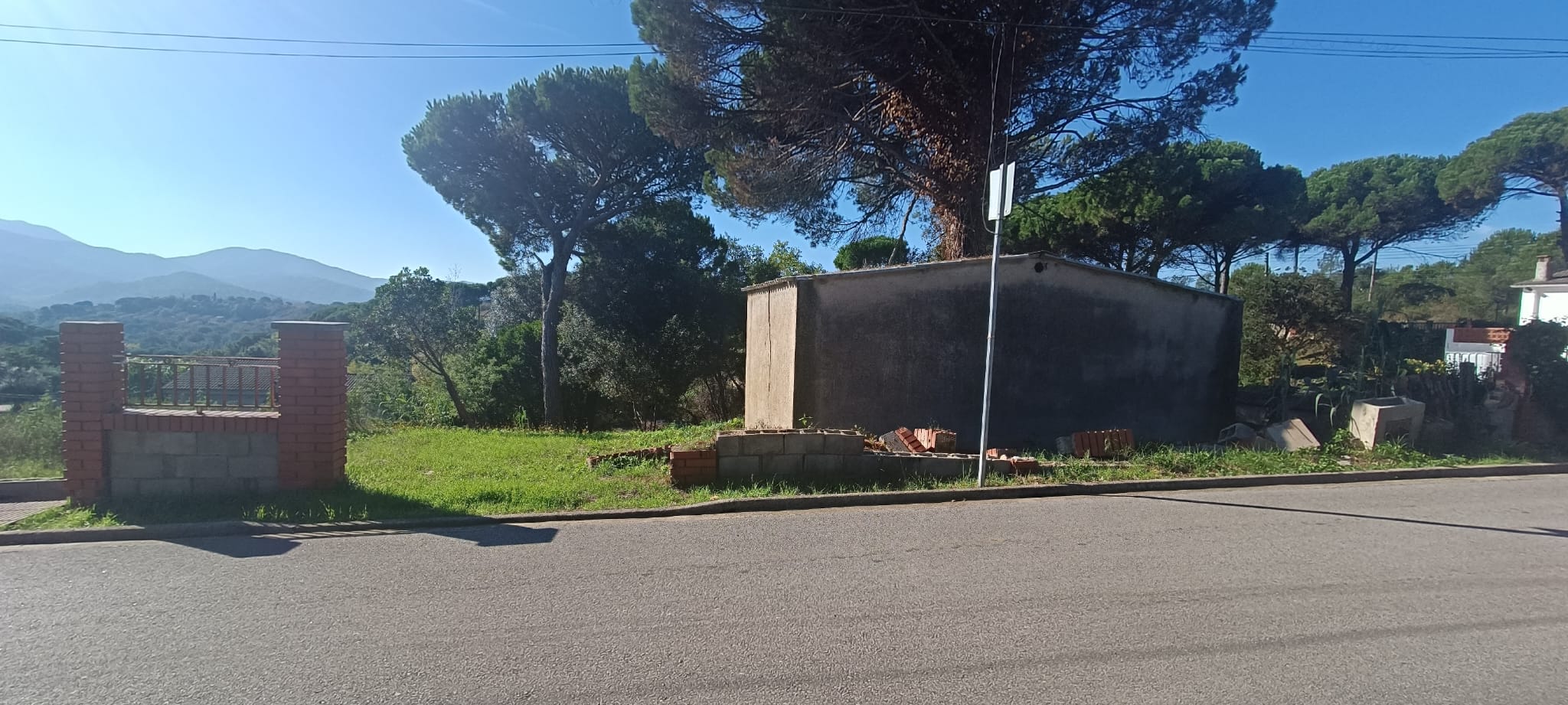 GUALBA ROYAL TERRENY AMB PETITA EDIFICACIO