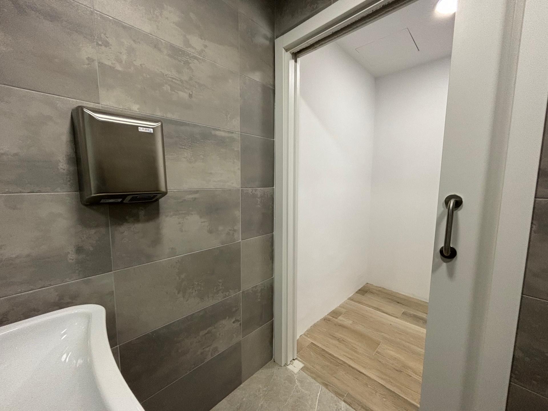 Commercial for sale in Barcelona Eixample / Antiga Esquerra Eixample de Villarroel