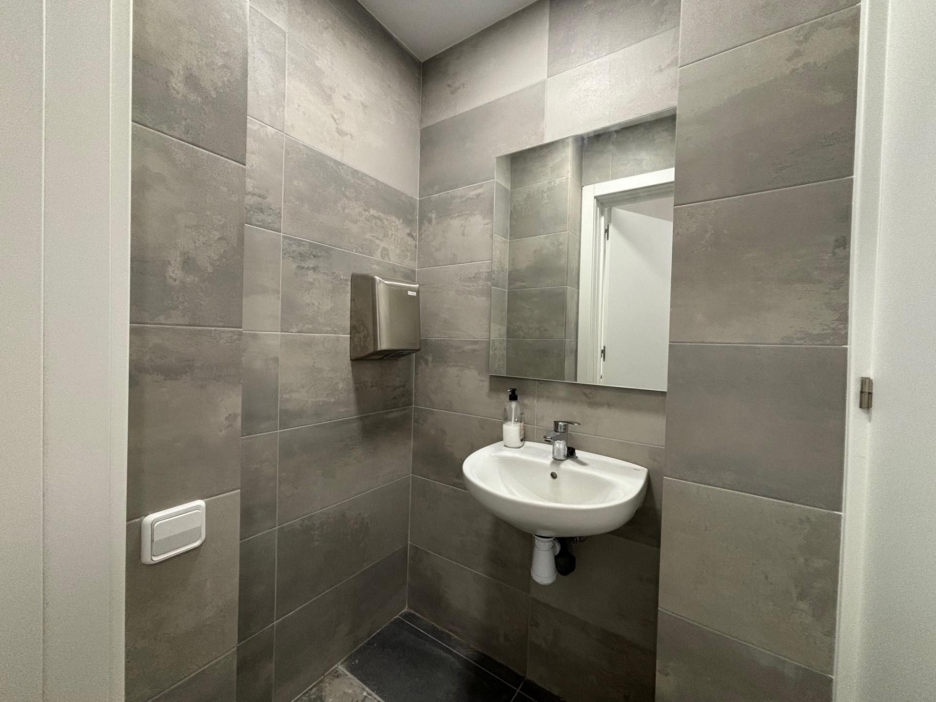 Commercial for sale in Barcelona Eixample / Antiga Esquerra Eixample de Villarroel