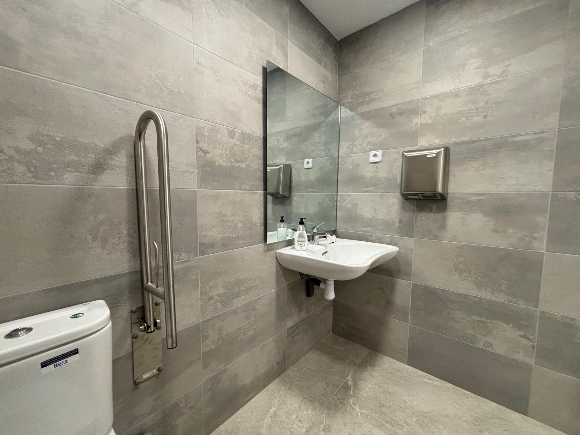 Commercial for sale in Barcelona Eixample / Antiga Esquerra Eixample de Villarroel