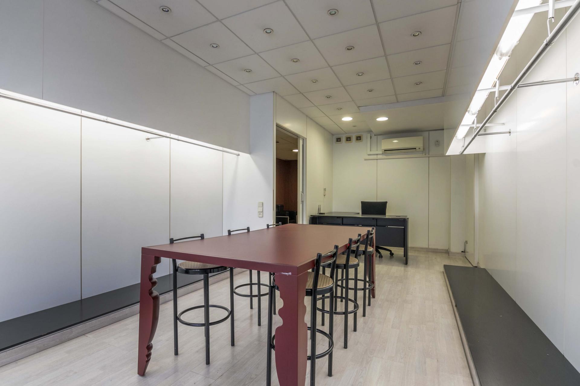 Commercial for sale in Barcelona Eixample / Nova Esquerra Eixample del Comte Borrell