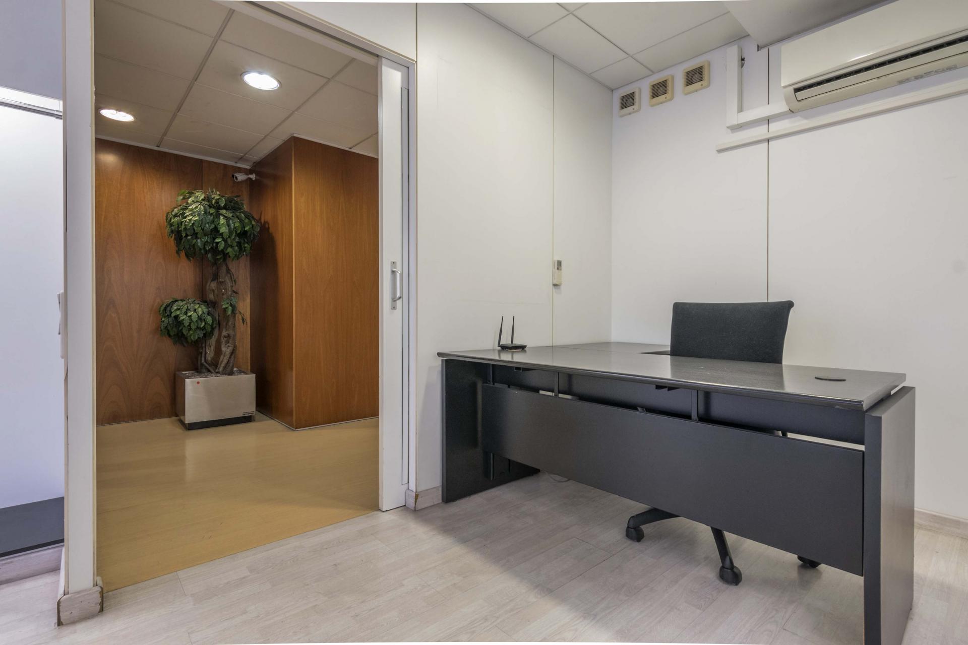 Commercial for sale in Barcelona Eixample / Nova Esquerra Eixample del Comte Borrell