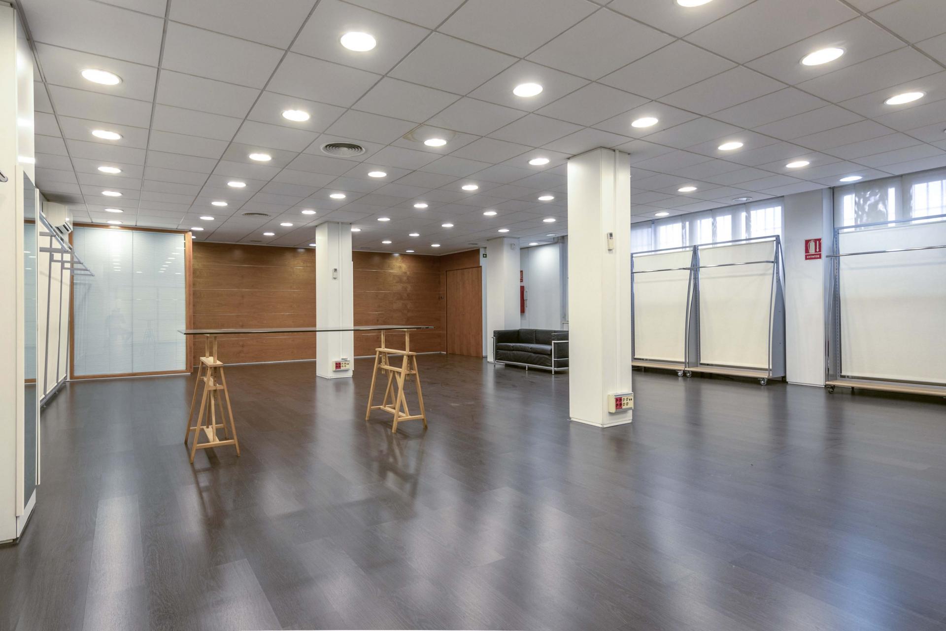 Commercial for sale in Barcelona Eixample / Nova Esquerra Eixample del Comte Borrell