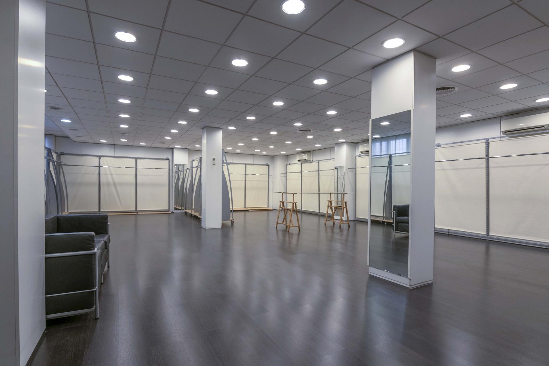 Commercial for sale in Barcelona Eixample / Nova Esquerra Eixample del Comte Borrell